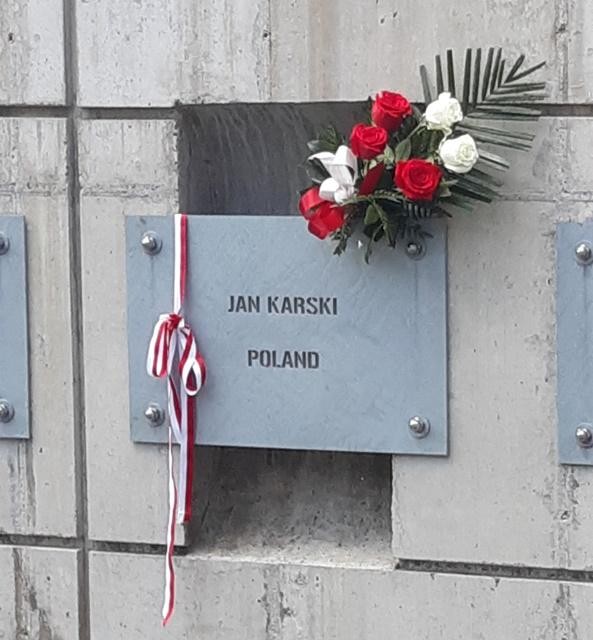 A plaque dedicated to Jan Karski at the Ferro Fountain of the Righteous, at the Holocaust Museum and Education Center in Skokie, IL (Photo: Marek Adamczyk)