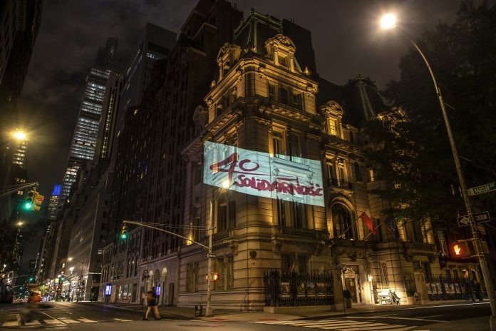 An animation on the facade of the Polish Consulate in New York. Photo Wojtek Maslanka/Nowy Dziennik